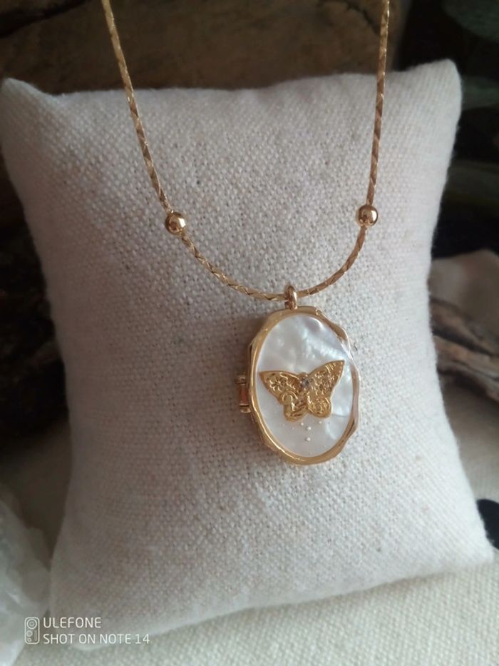 Collier médaillon ouvrable avec nacre et papillon doré - photo numéro 3