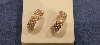 Demi créoles dorées avec petites perles nacrées