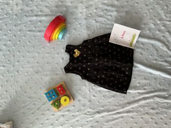 robe sans manches noir motifs étoiles dorés ouverture totale au dos 6 mois gémo