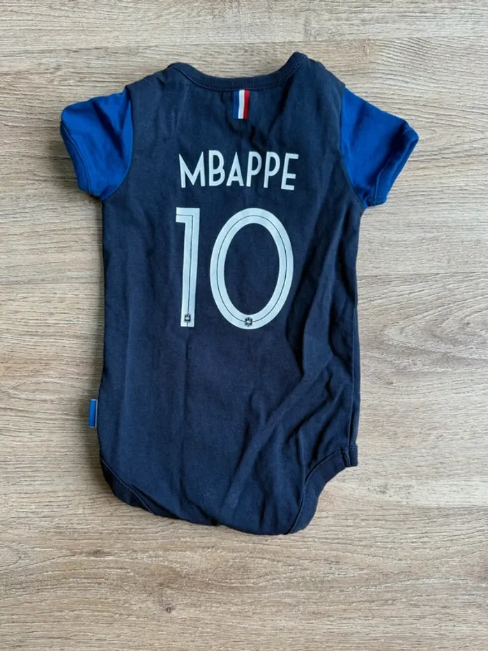 Body bodies FFF Équipe de France Mbappé 2 étoiles 3 mois bébé garçon fille très bon état - photo numéro 2