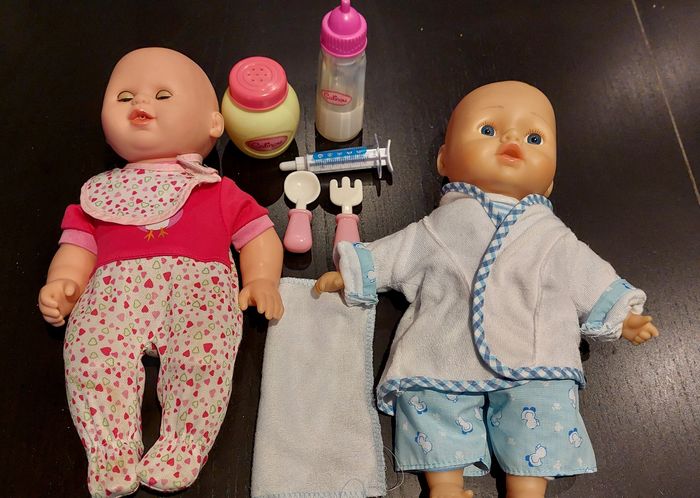 2 bébés avec accessoires