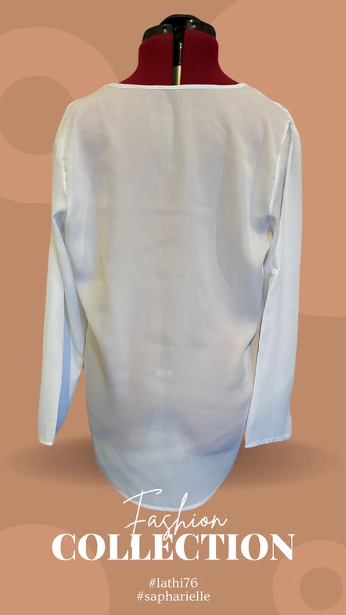 Longue blouse blanche à manches longues, décolleté en V - photo numéro 2