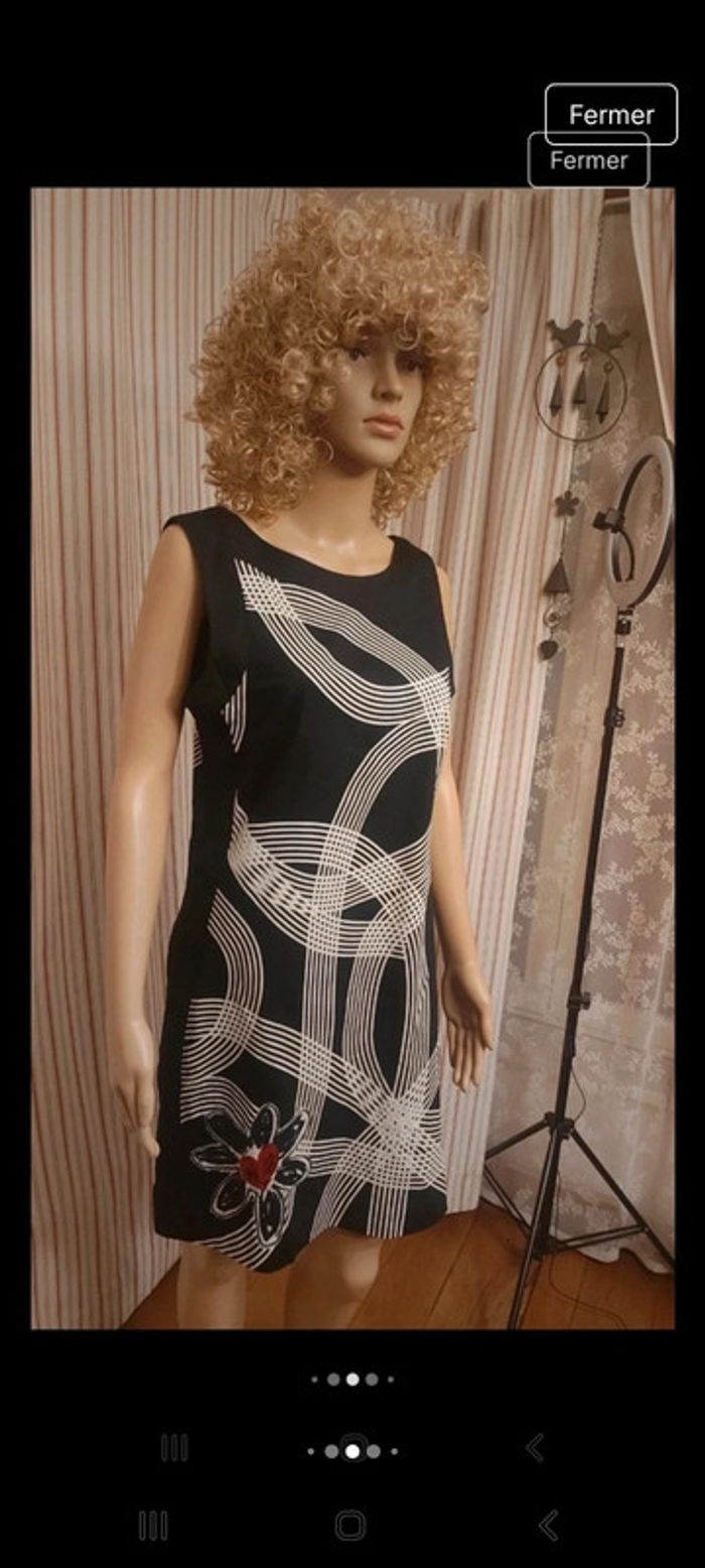 Jolie Robe Desigual fond Noir eur 42 - photo numéro 5