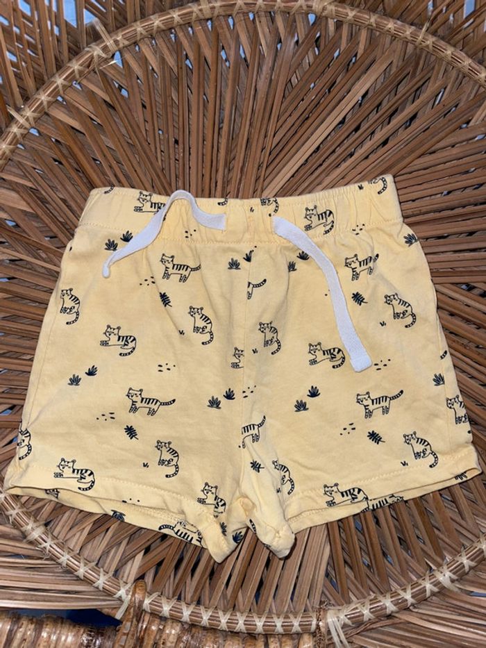 Lot de 3 shorts (1 de 18 mois et 2 de 24 mois) - photo numéro 3