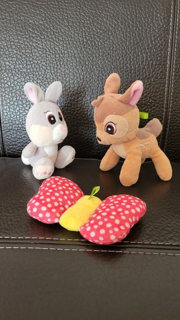 Petites peluches Disney à suspendre : Bambie, Panpan et un papillon.