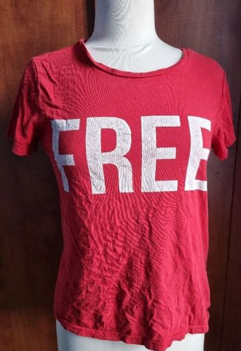 T-shirt rouge avec écriture taille S