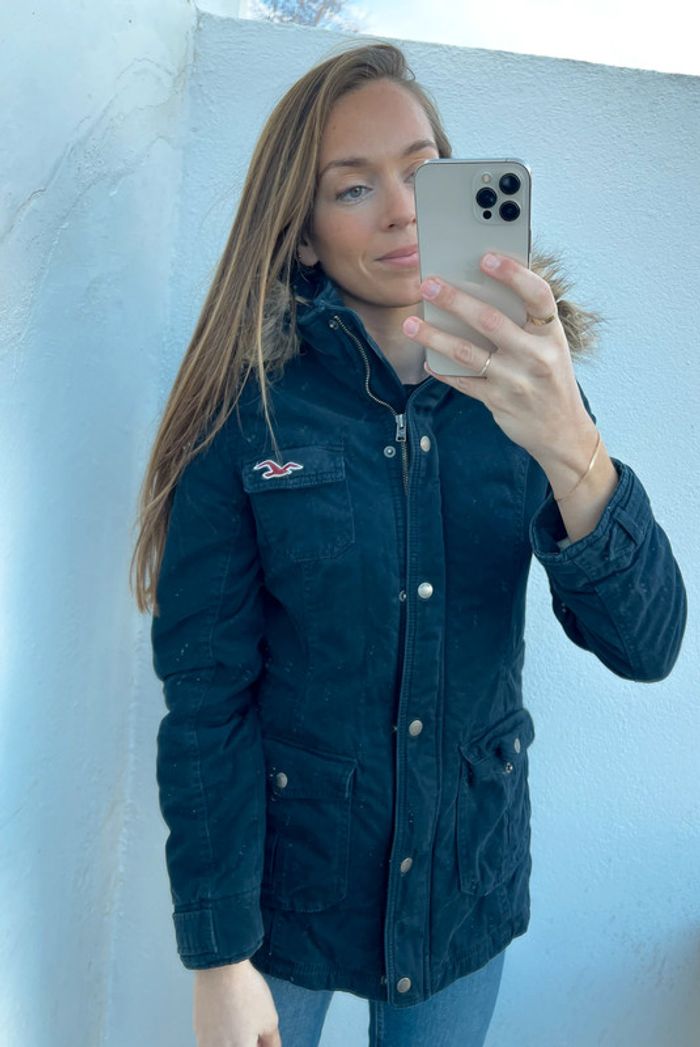 Manteau Hollister bleu marine avec logo rouge - photo numéro 7