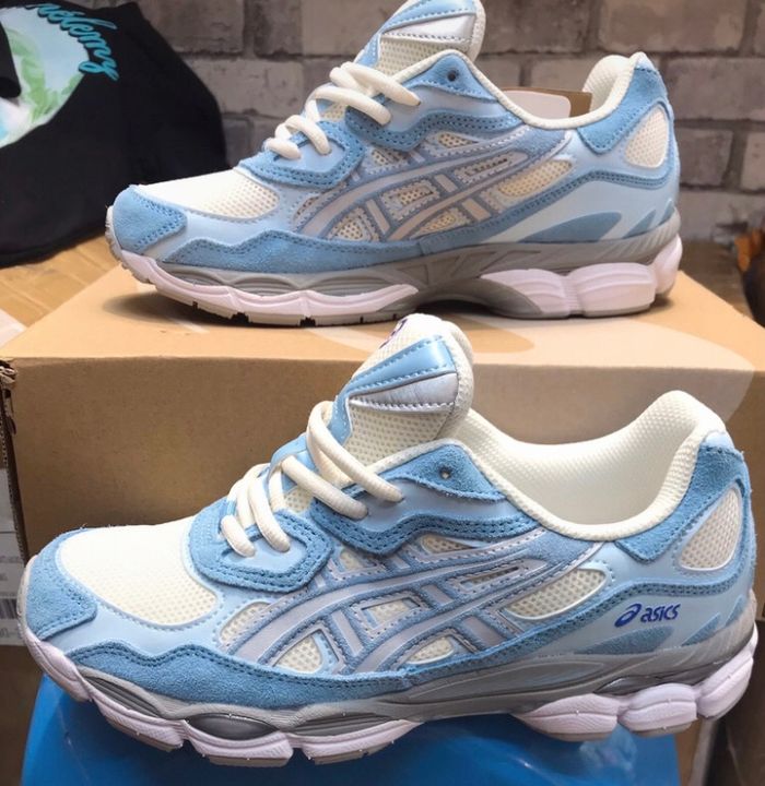 ASICS bleu taille 33 neuf jamais porté - photo numéro 2