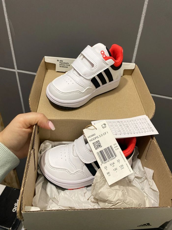 Basket taille 22 neuve