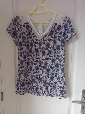 T-shirt avec motif fleurs et dentelle