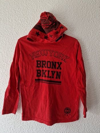 tee-shirt à capuche rouge