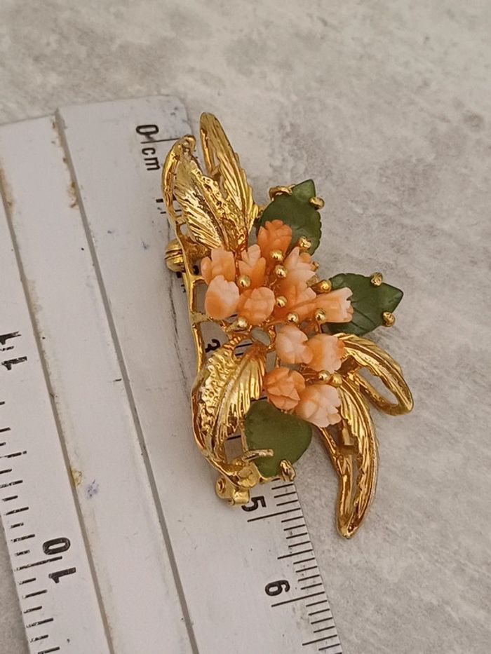 Broche vintage fleurs de corail et feuilles jad - photo numéro 8