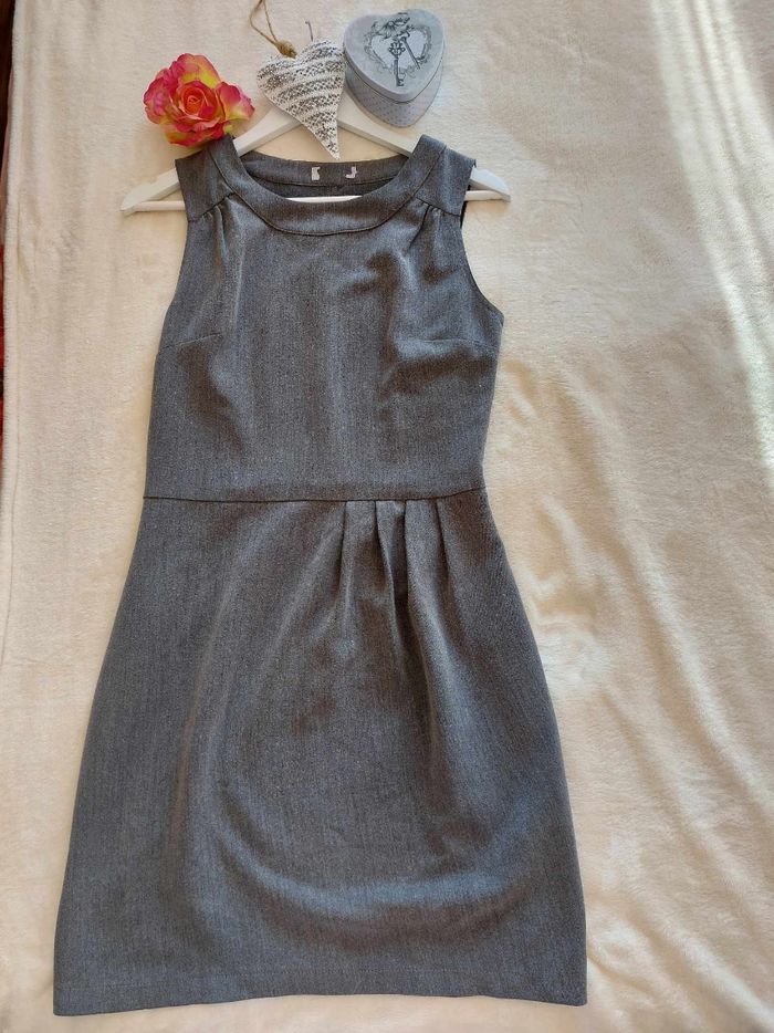 Robe courte sans manches taille 36