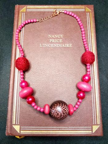 Magnifique collier en perles de bois couleur rose et parme