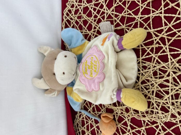 Doudou plat marionnette vache blanc rose avec bonbons DOUDOU ET COMPAGNIE