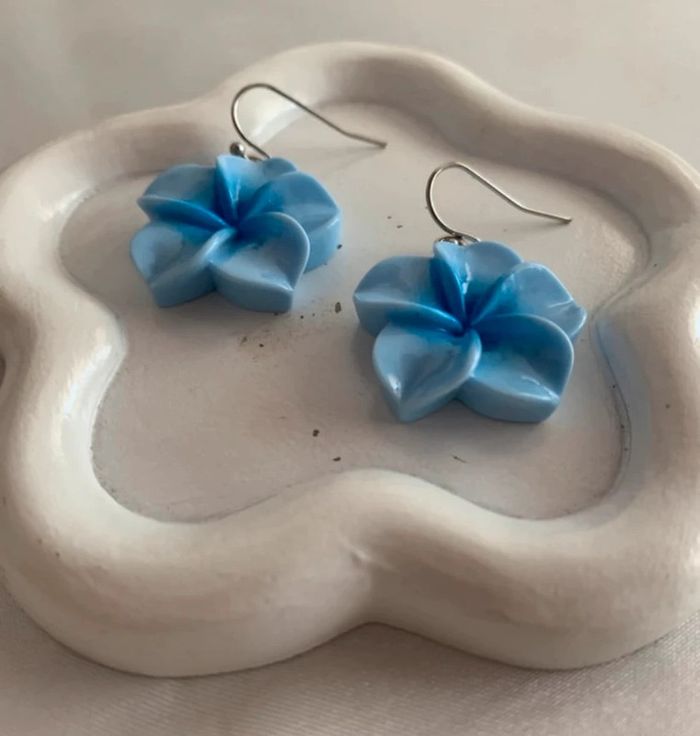 Boucles d’oreilles pendantes fleur d’hibiscus bleue claire - photo numéro 6