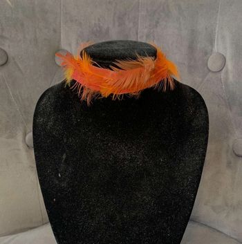 Collier ras de cou plumes orange neuf