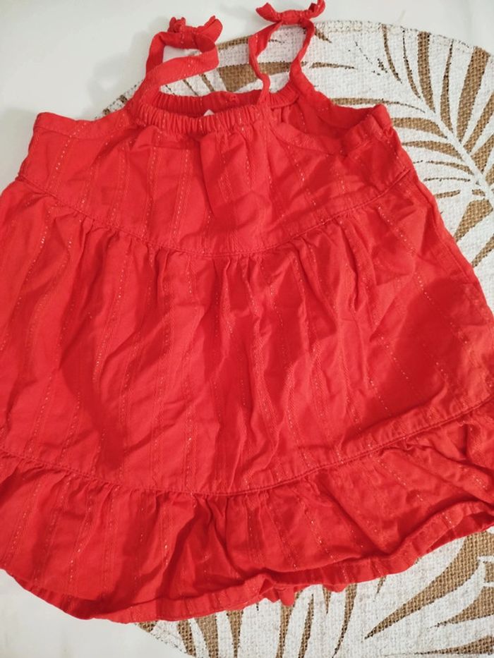 Robe rouge a bretelles boutons devant 3 mois - photo numéro 8