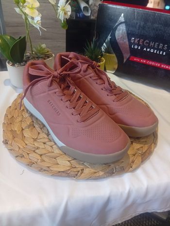 Baskets Skechers taille 40 neuve 