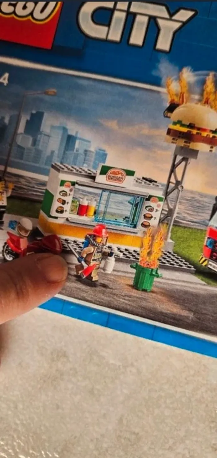 LEGO 60214 City Fire L’Intervention des Pompiers au Restaurant de Hamburgers - photo numéro 9