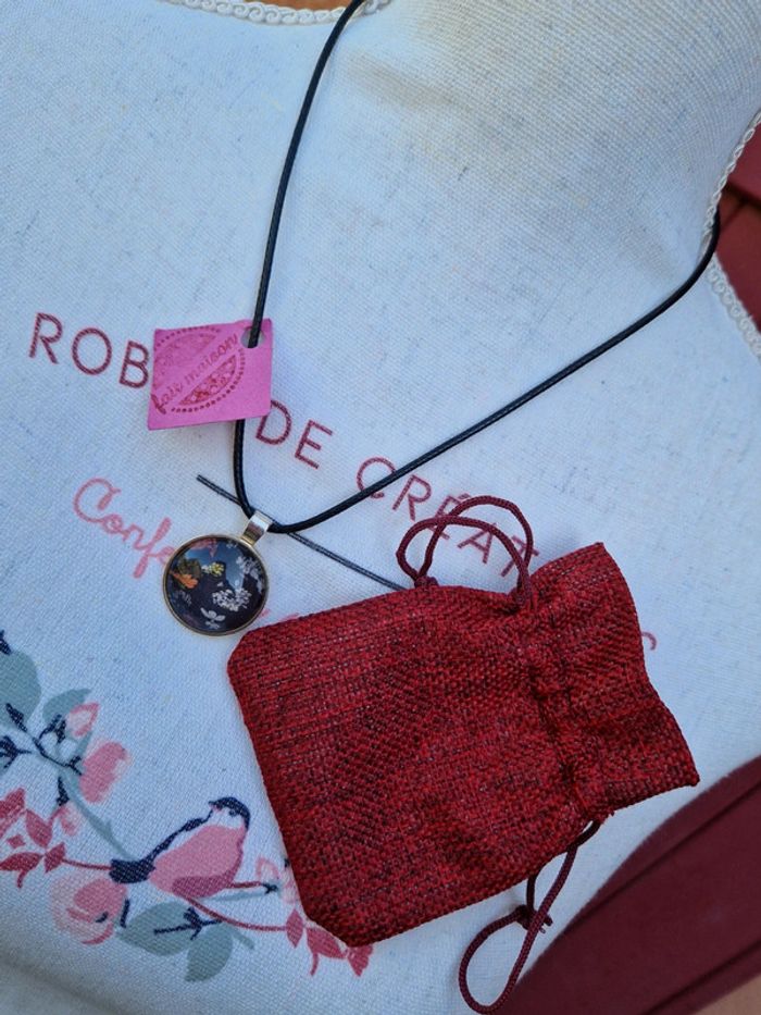 Collier avec pendentif sur cordon "fait mains" - photo numéro 2
