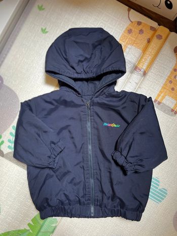 Blouson bleu foncé.