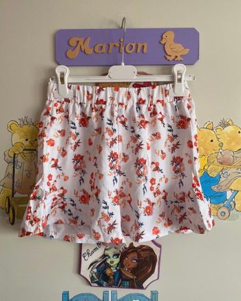 Short blanc à fleurs, taille 12 ans.