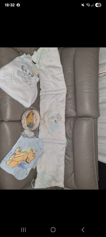 Tour de lit + deux gigoteuse + mobile musicale roi lion 