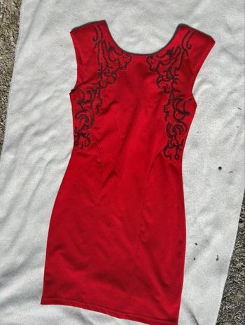 Robe rouge broderie