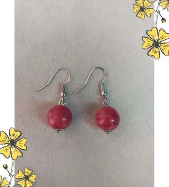 Boucles d’oreilles perle rose – Élégance simple sur crochet