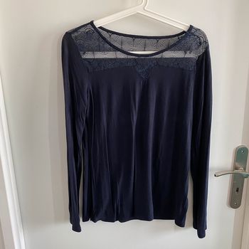 Haut bleu marine avec dentelle