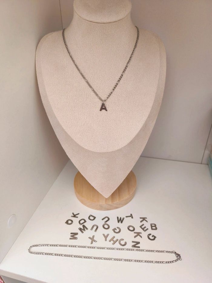 Collier argenté avec initiale au choix en acier inoxydable