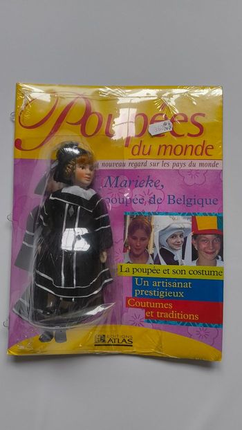 Poupée folklorique de Belgique en porcelaine 