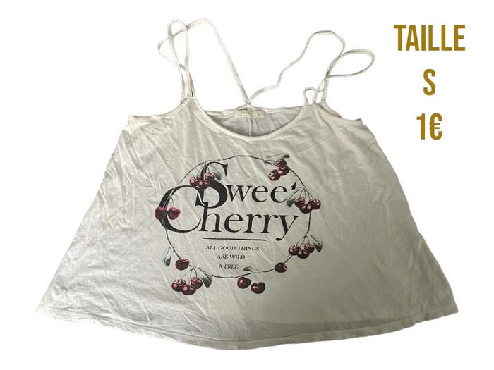 Top fines bretelles blanc avec imprimés cerise Bershka taille S très bon état