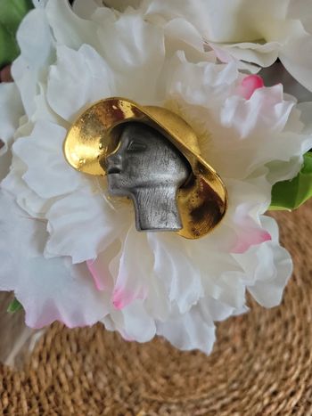 Broche bi colore femme et chapeau