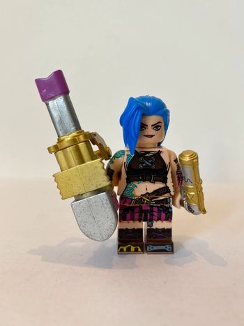 Figurine type lego Jinx. League of légends