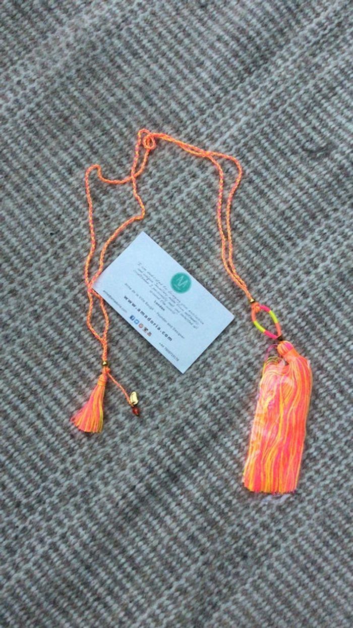 Collier amadoria fluo super effe taille ajustable pompons