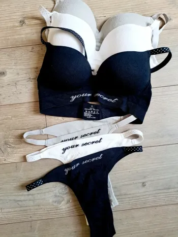 Lot de 3 ensembles de lingerie lounge. 
3 soutien-gorge et 3 string