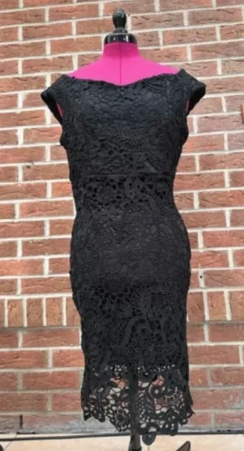 Robe noire en dentelle très élégante taille M Esther H fêtes cocktail