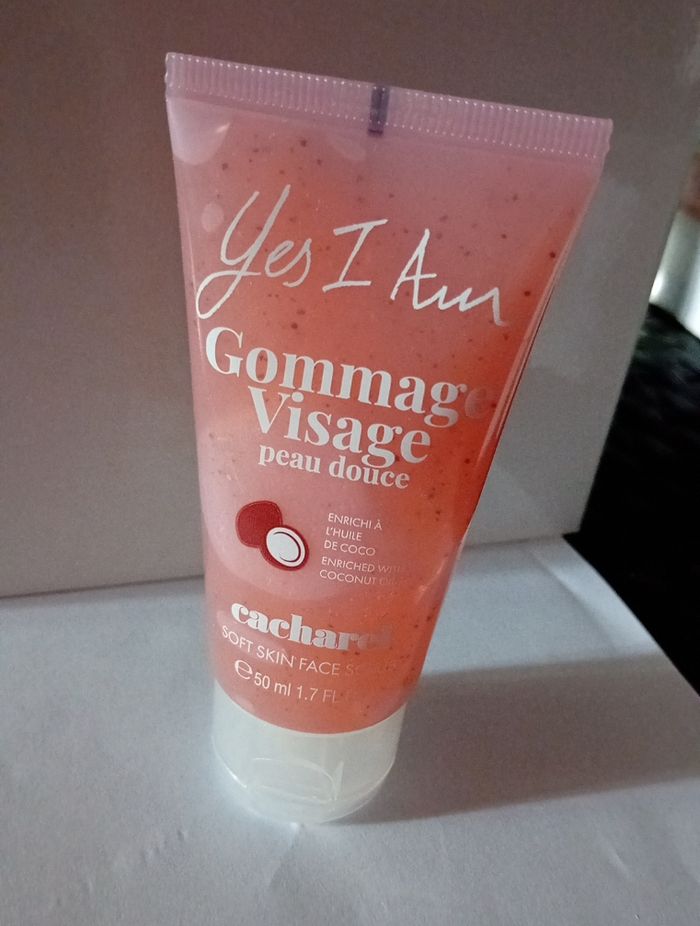 Gommage visage cacharel. Yes i am. Contenance 50 ml. Neuf - photo numéro 2