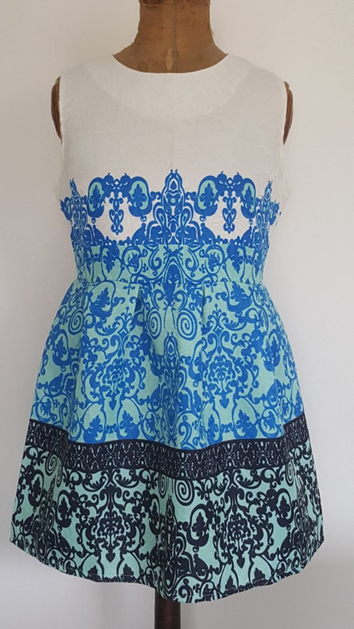 Robe patineuse belle qualité NEUVE 40