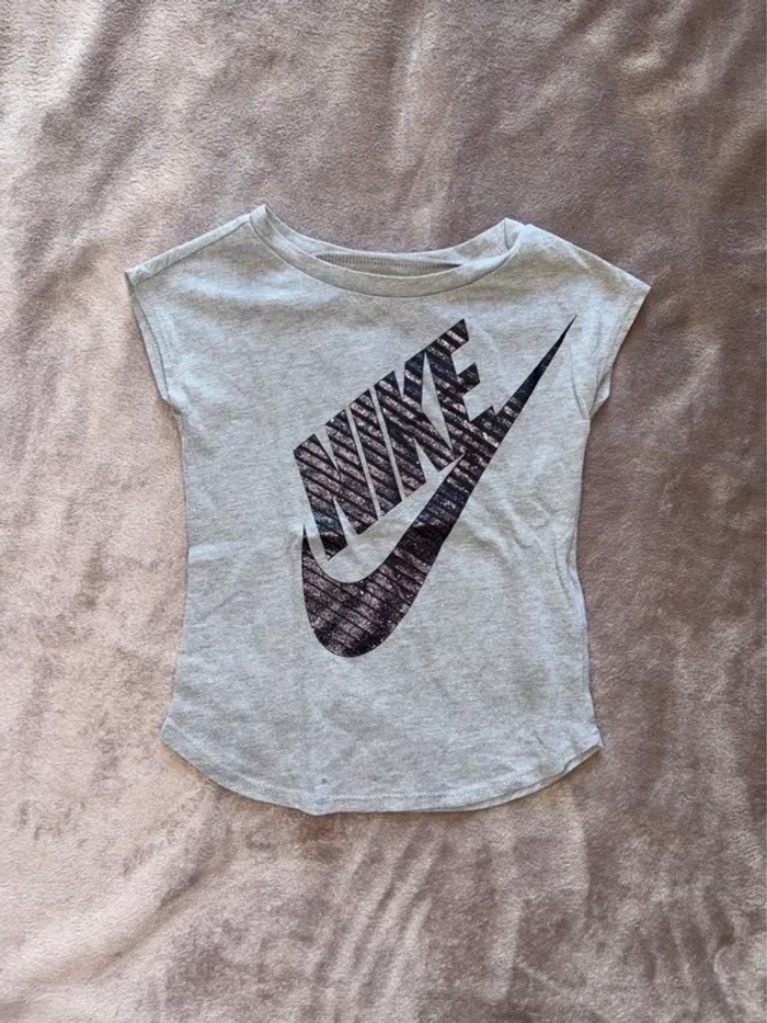 T-shirt Nike fille taille 24 mois gris en très bon état.
