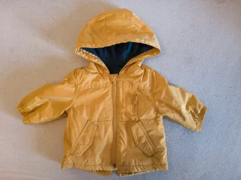 Manteau jaune à capuche