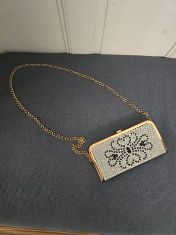 Pochette soiree cérémonie en métal doré et strass blanc et noir