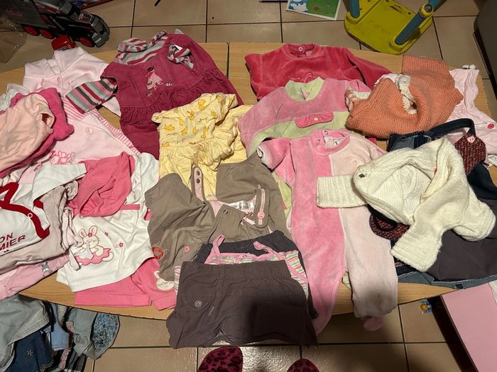 Lot de +20 vêtements taille 3 mois