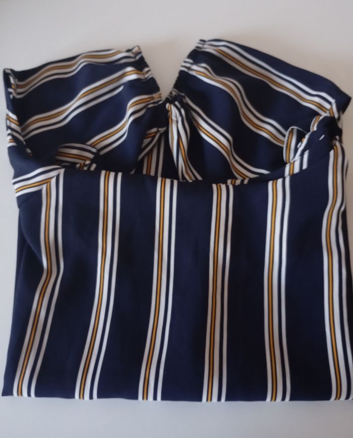 Dessus chemisier.16 ans . Manches courtes. Épaules dénudées. Polyester . Marine ,blanc et jaune .La Halle. Neuf - photo numéro 4