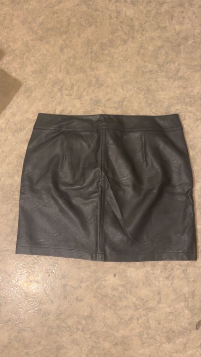 Jupe en similicuir - photo numéro 2