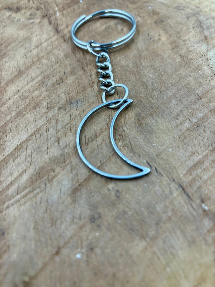 Porte-clé lune minimaliste argenté - photo numéro 2