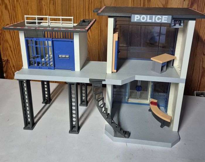 Playmobil 5182 poste de police commissariat figurines accessoires bâtiment cellule - photo numéro 1