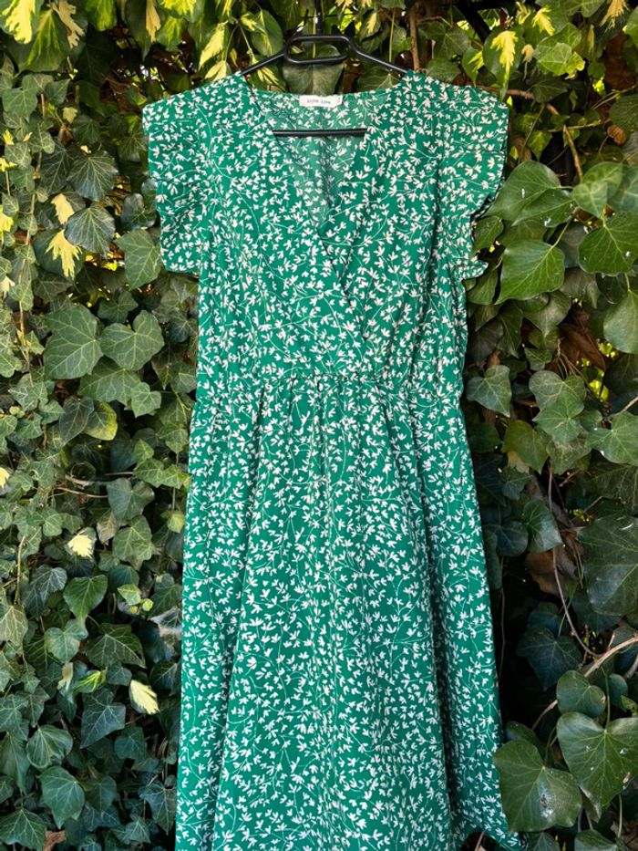 Petite robe verte à fleurs légère et fluide